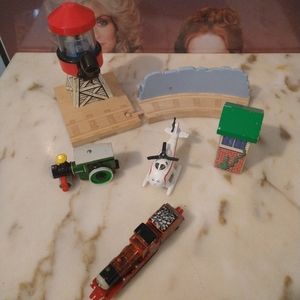 Thomas Wooden railway water tower and train lot